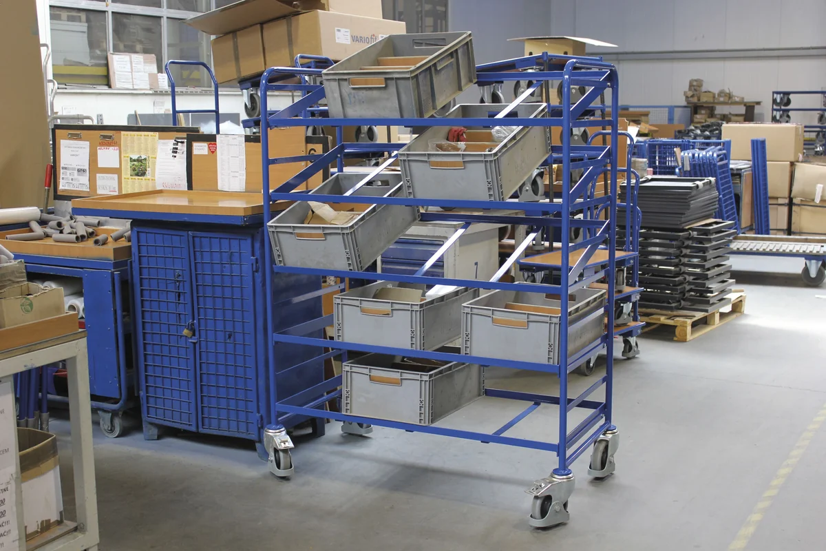 Etážový vozík na EURO prepravky, 5 políc, vrátane 15 EURO prepraviek, sw-610.302 VARIOFIT, 1240 x 610 mm, 250 kg